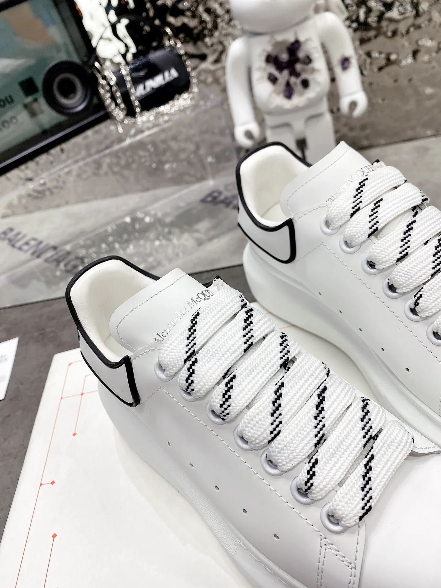 👟👟Ex-factory price 480👟👟 Women's Shoes Women's Clothing McQueen's latest original version developed this year will definitely bring you the most cost-effective ALEXANDER MCQUEEN classic in the market. If you don't have the confidence to improve the quality, there is really no need to put it on the table🔙.  Purchased original version from HK counter, various demolitions.  All kinds of touch 💥 welcome 👟👟 ex-factory price K,.  (Anyone who has the original version at the stall is welcome🆚) The thick sole perfectly heightens and elongates the visual effect. The most perfect proportion of the shoe body is this last shape. The logo font on the rear tail is printed in small fonts. The foot logo is made of genuine leather with air-pressed colorless process. In terms of color, we will always update it with the counter. 🔘Upper: Genuine customized silk cowhide 🔘Inner: original water-dyed sheep leather 🔘Sole: Exclusive molding T👟👟Ex-factory price U➕👟👟Ex-factory price U vacuum 🔘Tail: Thermal transfer printing technology 🔘Size women's model: 34-41 men's model: 38-46